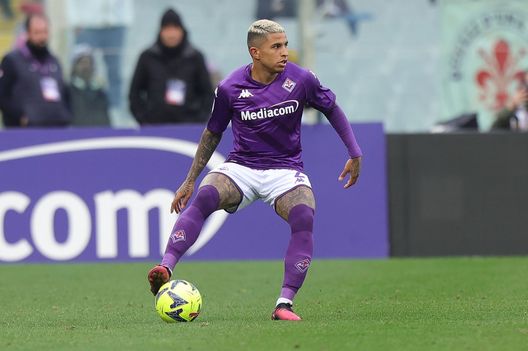 FLORENCE, ITALY - FEBRUARY 19: Domilson Cordeiro dos Santos known as Dodo of ACF Fiorentina in action during the Serie A match between ACF Fiorentina and Empoli FC at Stadio Artemio Franchi on February 19, 2023 in Florence, Italy. (Photo by Gabriele Maltinti/Getty Images) Incontra i viola. Domani allo store del Franchi 3 giocatori con i tifosi- immagine 2