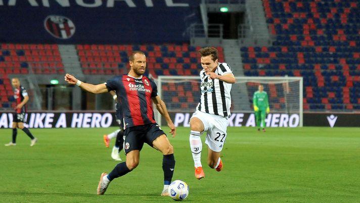 BOLOGNA, ITALY - MAY 23: Federico Chiesa of Juventus (R) competes for the ball with Lorenzo De Silvestri of Bologna FC (L) during the Serie A match between Bologna FC and Juventus at Stadio Renato Dall'Ara on May 23, 2021 in Bologna, Italy. (Photo by Mario Carlini / Iguana Press/Getty Images) 