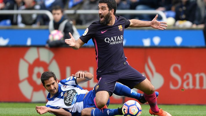 LA CORUNA, SPAIN - MARCH 12: Celso Borges of RC Deportivo La Coruna competes for the ball with Arda Turan of FC Barcelona during the La Liga match between RC Deportivo La Coruna and FC Barcelona at Riazor Stadium on March 12, 2017 in La Coruna, Spain. (Photo by Octavio Passos/Getty Images) 