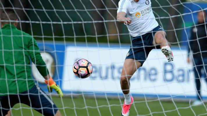 COMO, ITALY - APRIL 17:  Ivan Perisic of FC Internazionale in action during FC Internazionale training session at Suning Training Center at Appiano Gentile on April 17, 2017 in Como, Italy.  (Photo by Claudio Villa - Inter/Inter via Getty Images) 
