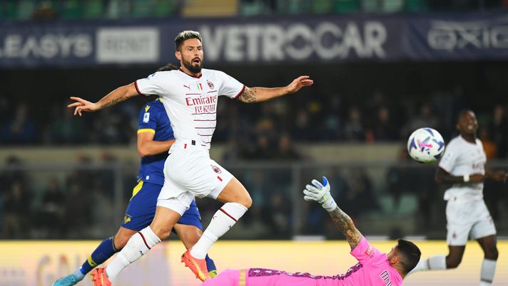 VERONA, ITALY - OCTOBER 16: Olivier Giroud of AC Milan shoots and misses as Lorenzo Montipo of Hellas Verona attempts to save during the Serie A match between Hellas Verona and AC MIlan at Stadio Marcantonio Bentegodi on October 16, 2022 in Verona, Italy. (Photo by Alessandro Sabattini/Getty Images) Caprari: “Milan fortissimo, ma possiamo vincere con chiunque” - immagine 1