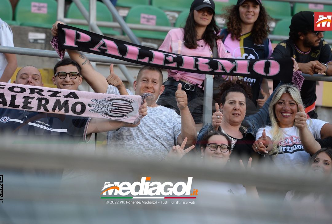 Fototifo, facce da Serie B. I tifosi allo stadio per Palermo-Padova 1-0 - immagine 41
