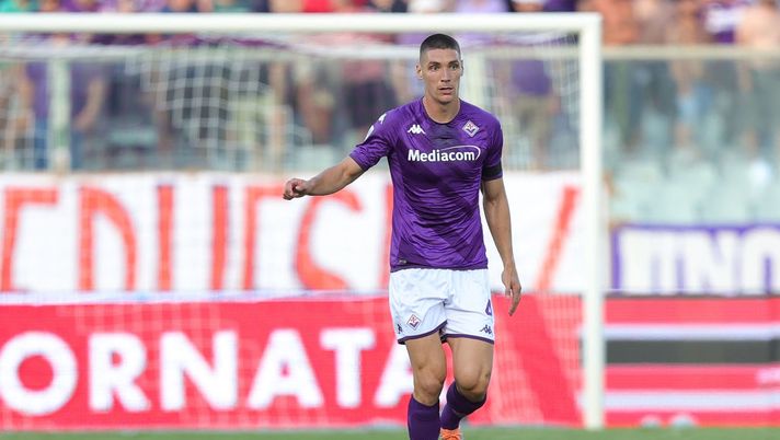 FLORENCE, ITALY - AUGUST 14: Nikola Milenkovic of ACF Fiorentina in action during the Serie A match between ACF Fiorentina and US Cremonese at Stadio Artemio Franchi on August 14, 2022 in Florence, Italy. (Photo by Gabriele Maltinti/Getty Images) Fiorentina, infortunio Milenkovic: la possibile gestione fra Conference e campionato - immagine 1