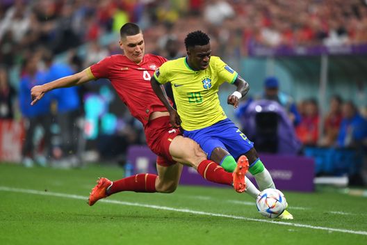 LUSAIL CITY, QATAR - NOVEMBER 24: Vinicius Junior of Brazil battles for possession with Nikola Milenkovic of Serbia during the FIFA World Cup Qatar 2022 Group G match between Brazil and Serbia at Lusail Stadium on November 24, 2022 in Lusail City, Qatar. (Photo by Justin Setterfield/Getty Images) Milenkovic ferma Neymar. Già finito il girone di O Ney, lesione ai legamenti- immagine 2