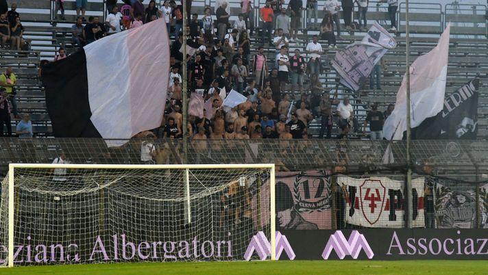 VENICE, ITALY - JUN 06: Fans of US Citta di Palermo during the Serie B playoff match between Venezia FC and US Citta di Palermo at Stadio Pier Luigi Penzo on June 6, 2018 in Venice, Italy.  (Photo by Alessandro Sabattini/Getty Images) 