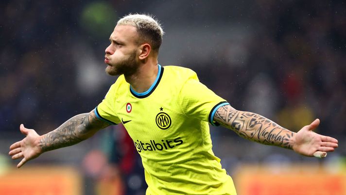 MILAN, ITALY - NOVEMBER 09: Federico Dimarco of FC Internazionale celebrates after scoring their team's fourth goal during the Serie A match between FC Internazionale and Bologna FC at Stadio Giuseppe Meazza on November 09, 2022 in Milan, Italy. (Photo by Marco Luzzani/Getty Images) Inter, Sky: “Le novità di oggi su Dimarco e Skriniar verso il Lecce. Il rientro di Correa…” - immagine 1