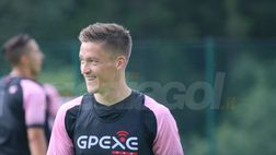 Palermo, l’ex Murawski si rilassa a Mondello con addosso una maglia rosanero