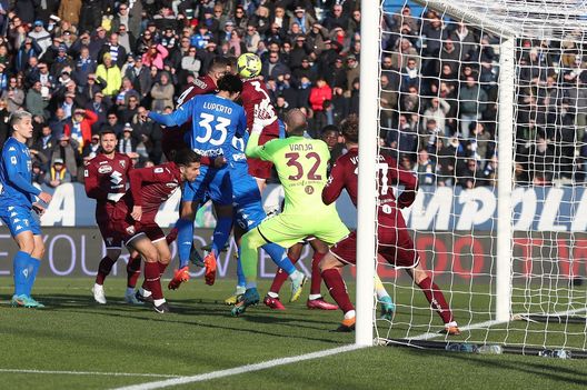 EMPOLI, ITALY - JANUARY 28: Sebastiano Luperto of Empoli FC scores the opening goal during the Serie A match between Empoli FC and Torino FC at Stadio Carlo Castellani on January 28, 2023 in Empoli, Italy. (Photo by Gabriele Maltinti/Getty Images) Torino, palle inattive incubo ricorrente. E il problema non è (solo) la fisicità- immagine 3