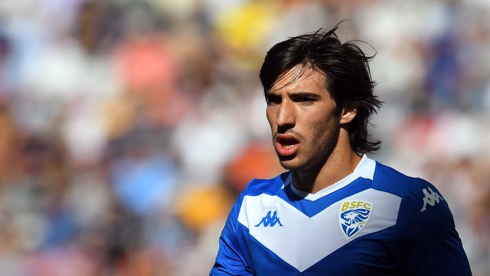 Sandro Tonali, centrocampista del Brescia, è uno dei giovani più talentuosi e promettenti del nostro calcio. Sandro Tonali, centrocampista del Brescia, è uno dei giovani più talentuosi e promettenti del nostro calcio.