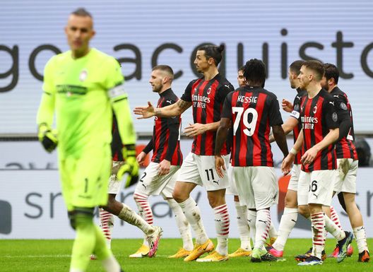 MILAN, ITALY - FEBRUARY 07: Zlatan Ibrahimovic of AC Milan celebrates with team mates after scoring their side's first goal during the Serie A match between AC Milan and FC Crotone at Stadio Giuseppe Meazza on February 07, 2021 in Milan, Italy. Sporting stadiums around Italy remain under strict restrictions due to the Coronavirus Pandemic as Government social distancing laws prohibit fans inside venues resulting in games being played behind closed doors. (Photo by Marco Luzzani/Getty Images) MILAN, ITALY - FEBRUARY 07: Zlatan Ibrahimovic of AC Milan celebrates with team mates after scoring their side's first goal during the Serie A match between AC Milan and FC Crotone at Stadio Giuseppe Meazza on February 07, 2021 in Milan, Italy. Sporting stadiums around Italy remain under strict restrictions due to the Coronavirus Pandemic as Government social distancing laws prohibit fans inside venues resulting in games being played behind closed doors. (Photo by Marco Luzzani/Getty Images)