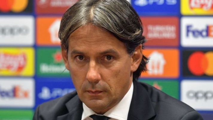 Inter Milan's Italian head coach Simone Inzaghi looks on during a press conference in Plzen on September 12, 2022, on the eve of the UEFA Champions League Group C second leg football match between FC Viktoria Plzen and Inter Milan. (Photo by Michal Cizek / AFP) (Photo by MICHAL CIZEK/AFP via Getty Images) Inzaghi: “Le condizioni di Lautaro e la scelta in porta! Il no a Dybala? Andò così. Lukaku…” - immagine 1