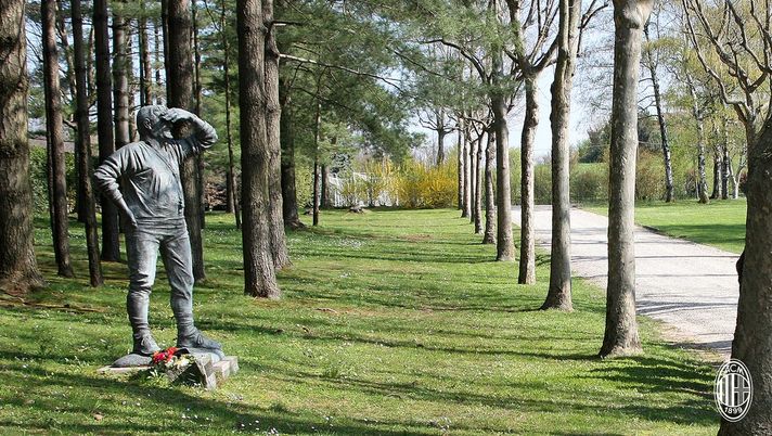 La statua di Nereo Rocco a Milanello, @acmilan 