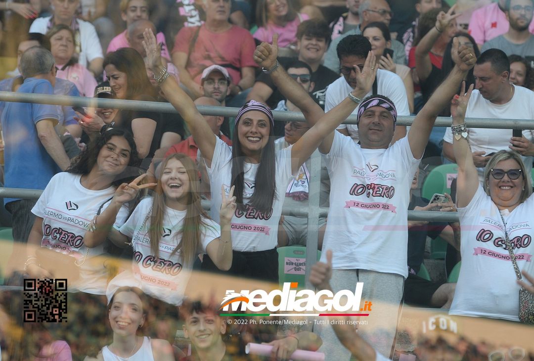 Fototifo, facce da Serie B. I tifosi allo stadio per Palermo-Padova 1-0 - immagine 122