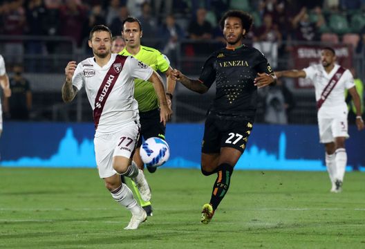 VENEZIA, ITALY - SEPTEMBER 27: Gianluca Busio of Venezia competes for the ball with Karol Linetty of Torino during the Serie A match between Venezia FC and Torino FC at Stadio Pierluigi Penzo on September 27, 2021 in Venezia, Italy. (Photo by Maurizio Lagana/Getty Images) VENEZIA, ITALY - SEPTEMBER 27: Gianluca Busio of Venezia competes for the ball with Karol Linetty of Torino during the Serie A match between Venezia FC and Torino FC at Stadio Pierluigi Penzo on September 27, 2021 in Venezia, Italy. (Photo by Maurizio Lagana/Getty Images)