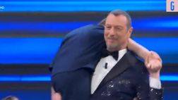 VIDEO / Il bambino dice “Forza Milan”: Amadeus lo porta via dal palco