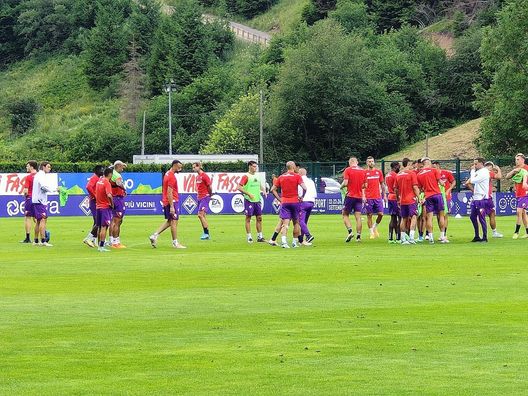 Fiorentina LIVE Moena 2022. Giorno 2: allenamento finito, scintille Nico-Sottil - immagine 3