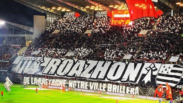 Grande coreografia Rennes per il derby (0-0) contro il Brest: ma quante polemiche arbitrali... 