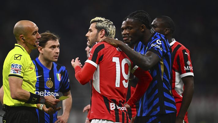 MILAN, ITALY - APRIL 02: Marcus Thuram of FC Internazionale and Theo Hernandez of AC Milan speaks with the referee Micheal Fabbri during the Coppa Italia Semi Final match between AC Milan and FC Internazionale at Stadio Giuseppe Meazza on April 02, 2025 in Milan, Italy. (Photo by Mattia Ozbot - Inter/Inter via Getty Images) Milan-Inter, le pagelle crudeli: “Ragazzi, vi dico che così…”- immagine 1