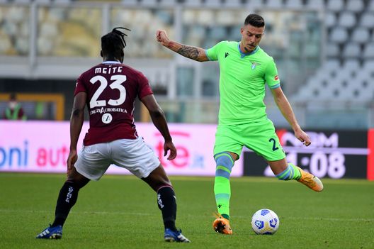  TURIN, ITALY - NOVEMBER 01: Francesco Acerbi of SS Lazio compete for the ball with Andrea Belotti of Torino FC during the Serie A match between Torino FC and SS Lazio at Stadio Olimpico di Torino on November 01, 2020 in Turin, Italy. (Photo by Marco Rosi - SS Lazio/Getty Images) 