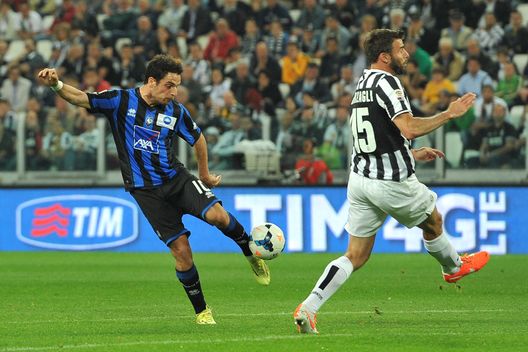 TURIN, ITALY - MAY 05: Giacomo Bonaventura (L) of Atalanta BC kicks the ball during the Serie A match between Juventus and Atalanta BC at Juventus Arena on May 5, 2014 in Turin, Italy. (Photo by Valerio Pennicino/Getty Images) TURIN, ITALY - MAY 05: Giacomo Bonaventura (L) of Atalanta BC kicks the ball during the Serie A match between Juventus and Atalanta BC at Juventus Arena on May 5, 2014 in Turin, Italy. (Photo by Valerio Pennicino/Getty Images)