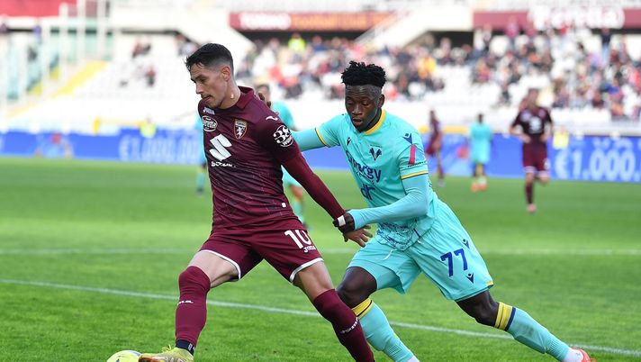 TURIN, ITALY - JANUARY 04: Sasa Lukic of Torino FC is challenged by Ibrahim Sulemana of Hellas Verona during the Serie A match between Torino FC and Hellas Verona at Stadio Olimpico di Torino on January 4, 2023 in Turin, Italy. (Photo by Valerio Pennicino/Getty Images) Cor Sport – Mercato: idea Sulemana - immagine 1