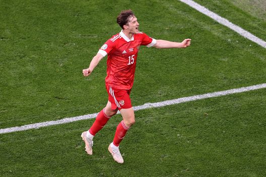 SAINT PETERSBURG, RUSSIA - JUNE 16: Aleksei Miranchuk of Russia celebrates after scoring their side's first goal during the UEFA Euro 2020 Championship Group B match between Finland and Russia at Saint Petersburg Stadium on June 16, 2021 in Saint Petersburg, Russia. (Photo by Anton Vaganov - Pool/Getty Images) Russia, anche l’Adidas rompe il contratto e sospende la sponsorizzazione- immagine 2
