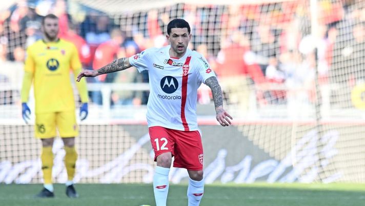 BOLOGNA, ITALY - FEBRUARY 12: Stefano Sensi of AC Monza in action during the Serie A match between Bologna FC and AC Monza at Stadio Renato Dall'Ara on February 12, 2023 in Bologna, Italy. (Photo by Alessandro Sabattini/Getty Images) Monza, prove di formazione con Carlos Augusto: la gestione di Sensi e Petagna - immagine 1