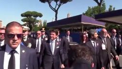 Parata per il 2 giugno, il premier Conte ai Fori Imperiali. E gli urlano: “Risollevi l’Inter”