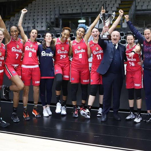 Cestaro festeggia la Coppa Italia con il Famila Schio Cestaro festeggia la Coppa Italia con il Famila Schio