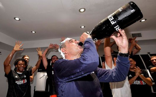 Maurizio Sarri festeggia Maurizio Sarri festeggia