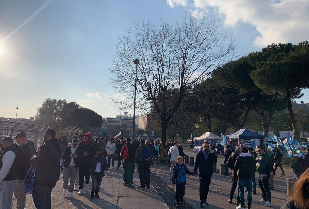 FOTO Cresce l’attesa all’esterno del Maradona: tanti tifosi in fila - immagine 2