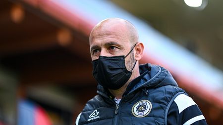 GENOA, ITALY - APRIL 24: Vincenzo Italiano head coach of Spezia looks on before the Serie A match between Genoa CFC and Spezia Calcio at Stadio Luigi Ferraris on April 24, 2021 in Genoa, Italy. (Photo by Getty Images) GENOA, ITALY - APRIL 24: Vincenzo Italiano head coach of Spezia looks on before the Serie A match between Genoa CFC and Spezia Calcio at Stadio Luigi Ferraris on April 24, 2021 in Genoa, Italy. (Photo by Getty Images)