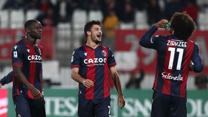 MONZA, ITALY - OCTOBER 31: Riccardo Orsolini (C) of Bologna FC celebrates his goal during the Serie A match between AC Monza and Bologna FC at Stadio Brianteo on October 31, 2022 in Monza, Italy. (Photo by Marco Luzzani/Getty Images) Voti fantacalcio: la scelta su Soriano! Orsolini e Ferguson più di Petagna - immagine 1