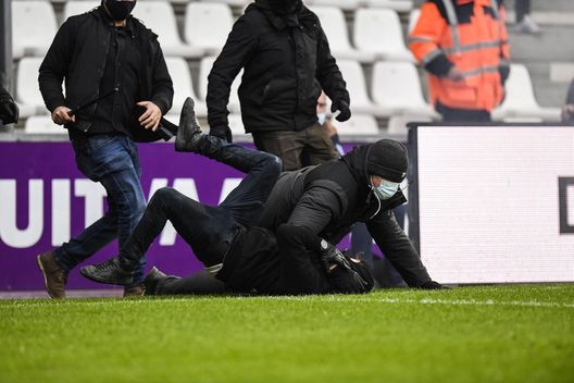 Derby di Anversa, tifoso Beerschot entra in campo e lancia un fumogeno nella curva rivale- immagine 2