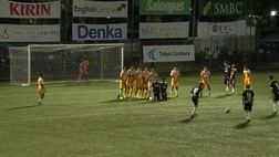 Singapore, inginocchiarsi davanti alla barriera non serve: punizione ma niente gol…