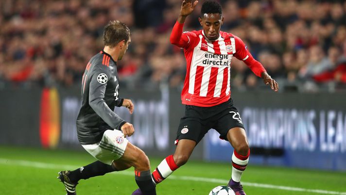 EINDHOVEN, NETHERLANDS - NOVEMBER 01: Joshua Brenet of PSV Eindhoven  (R) attempts to take the ball past Philipp Lahm of Bayern Muenchen (L) during the UEFA Champions League Group D match between PSV Eindhoven and FC Bayern Muenchen at Philips Stadion on November 1, 2016 in Eindhoven, Netherlands.  (Photo by Dean Mouhtaropoulos/Getty Images) 