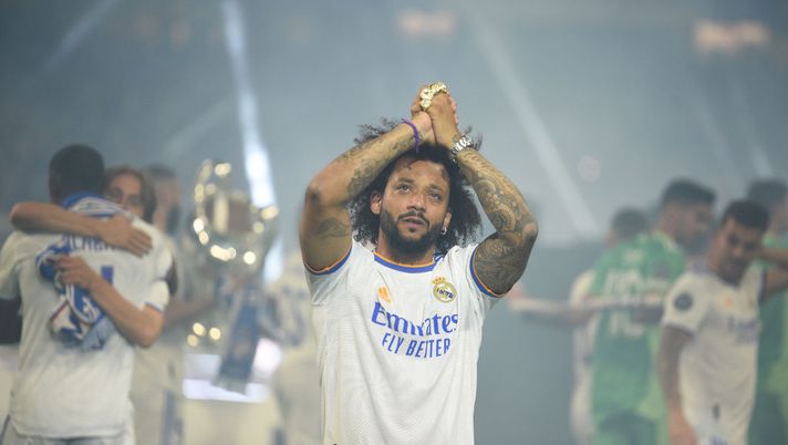 MADRID, SPAIN - MAY 29: Marcelo of Real Madrid acknowledges supporters during celebrations at estadio Santiago Bernabeu after winning the UEFA Champions League Final on May 29, 2022 in Madrid, Spain. (Photo by Denis Doyle/Getty Images) L'ADDIO AL REAL DI ROBERTO CARLOS
