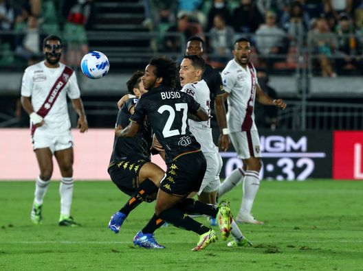  VENEZIA, ITALY - SEPTEMBER 27: Gianluca Busio of Venezia competes for the ball with Ayala Sanabria of Torino during the Serie A match between Venezia FC and Torino FC at Stadio Pierluigi Penzo on September 27, 2021 in Venezia, Italy. (Photo by Maurizio Lagana/Getty Images) 