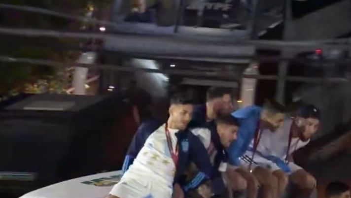 Tragedia sfiorata sul pullman dell’Argentina: Messi & co non si accorgono dei cavi elettrici… Tragedia sfiorata sul pullman dell’Argentina: Messi & co non si accorgono dei cavi elettrici… - immagine 1