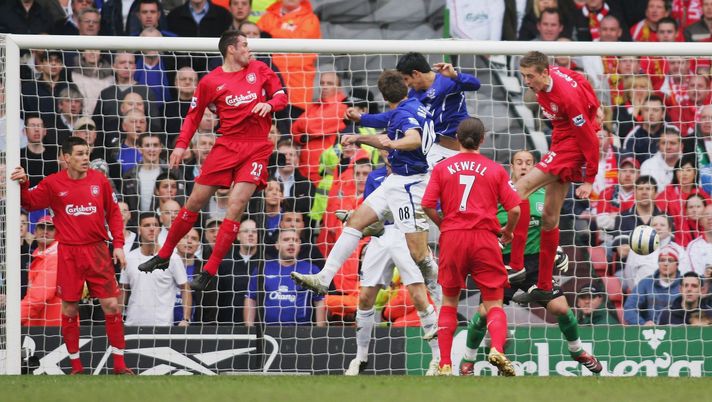 LIVERPOOL, UNITED KINGDOM - MARCH 25: Tim Cahill of Everton jumps in between Jamie Carragher #23 and Peter Crouch #15 of Liverpool to score Everton's first goal during the Barclays Premiership match between Liverpool and Everton at Anfield on March 25, 2006 in Liverpool, England. (Photo by Michael Steele/Getty Images) GLI ELOGI DI CROUCH