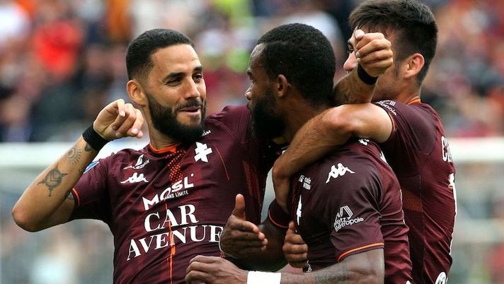 Metz's Ivorian midfielder Habib Maiga (C) celebrates scoring his team's first goal with Metz's French Algerian defender Dylan Bronn (L) during the French L1 football match between FC Metz and Stade de Reims at the Saint-Symphorien stadium in Longeville-les-Metz, near Metz, northeastern France on August 22, 2021. (Photo by FRANCOIS NASCIMBENI / AFP) (Photo by FRANCOIS NASCIMBENI/AFP via Getty Images) UFFICIALE – Nuovo colpo per la Salernitana: ecco Bronn per la difesa - immagine 1
