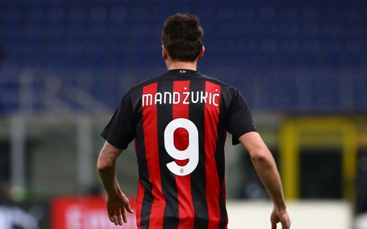 MILAN, ITALY - JANUARY 23: Mario Mandzukic of Milan in action during the Serie A match between AC Milan and Atalanta BC at Stadio Giuseppe Meazza on January 23, 2021 in Milan, Italy. Sporting stadiums around Italy remain under strict restrictions due to the Coronavirus Pandemic as Government social distancing laws prohibit fans inside venues resulting in games being played behind closed doors. (Photo by Marco Luzzani/Getty Images) MILAN, ITALY - JANUARY 23: Mario Mandzukic of Milan in action during the Serie A match between AC Milan and Atalanta BC at Stadio Giuseppe Meazza on January 23, 2021 in Milan, Italy. Sporting stadiums around Italy remain under strict restrictions due to the Coronavirus Pandemic as Government social distancing laws prohibit fans inside venues resulting in games being played behind closed doors. (Photo by Marco Luzzani/Getty Images)