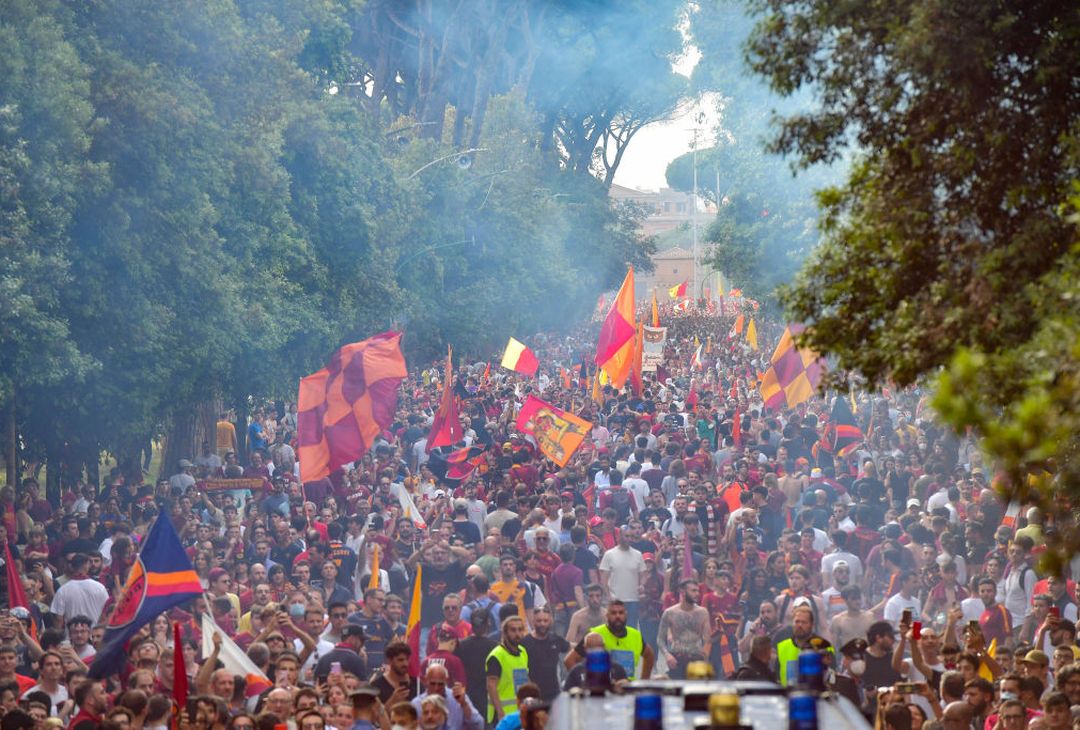 Roma, il popolo giallorosso in festa visto dal pullman della squadra – FOTO GALLERY - immagine 73