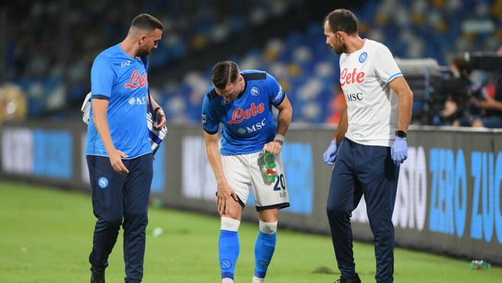 NAPLES, ITALY – AUGUST 22: Piotr Zielinski of SSC Napoli injured during the Serie A match during between SSC Napoli v Venezia FC at Stadio Diego Armando Maradona on August 22, 2021 in Naples, Italy. (Photo by Francesco Pecoraro/Getty Images) Zielinski ancora out, ct Polonia annuncia: “Non è pronto e domani non giocherà” - immagine 1