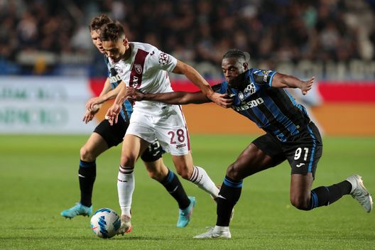 BERGAMO, ITALY - APRIL 27: Samuele Ricci of Torino FC is challenged by Duvan Zapata of Atalanta BC during the Serie A match between Atalanta BC and Torino FC at Gewiss Stadium on April 27, 2022 in Bergamo, Italy. (Photo by Emilio Andreoli/Getty Images) Torino, ora la sfida all’Atalanta: nella tana della Dea si misurano le ambizioni- immagine 2