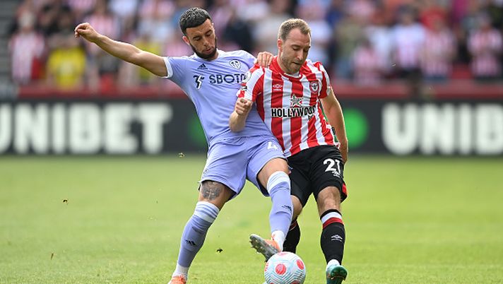 BRENTFORD, ENGLAND - MAY 22: Sam Greenwood of Leeds United battles for possession with Christian Eriksen of Brentford during the Premier League match between Brentford and Leeds United at Brentford Community Stadium on May 22, 2022 in Brentford, England. (Photo by Alex Davidson/Getty Images) MERCATO UNITED