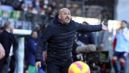 CAGLIARI, ITALY - JANUARY 23: the coach of Fiorentina Vincenzo Italiano reacts during the Serie A match between Cagliari Calcio and ACF Fiorentina at Sardegna Arena on January 23, 2022 in Cagliari, Italy. (Photo by Enrico Locci/Getty Images)
