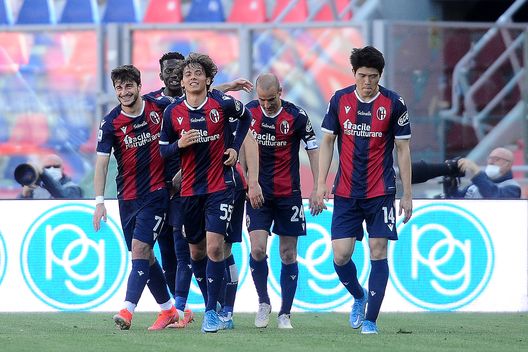 BOLOGNA, ITALY - MAY 02: Rodrigo Palacio of Bologna FC celebrates after scoring his team's and his second personal goal during the Serie A match between Bologna FC and ACF Fiorentina at Stadio Renato Dall'Ara on May 02, 2021 in Bologna, Italy. Sporting stadiums around Italy remain under strict restrictions due to the Coronavirus Pandemic as Government social distancing laws prohibit fans inside venues resulting in games being played behind closed doors. (Photo by Mario Carlini / Iguana Press/Getty Images) BOLOGNA, ITALY - MAY 02: Rodrigo Palacio of Bologna FC celebrates after scoring his team's and his second personal goal during the Serie A match between Bologna FC and ACF Fiorentina at Stadio Renato Dall'Ara on May 02, 2021 in Bologna, Italy. Sporting stadiums around Italy remain under strict restrictions due to the Coronavirus Pandemic as Government social distancing laws prohibit fans inside venues resulting in games being played behind closed doors. (Photo by Mario Carlini / Iguana Press/Getty Images)