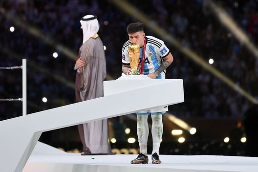 LUSAIL CITY, QATAR - DECEMBER 18: Enzo Fernandez of Argentina kisses the FIFA World Cup Qatar 2022 Winner's Trophy during the FIFA World Cup Qatar 2022 Final match between Argentina and France at Lusail Stadium on December 18, 2022 in Lusail City, Qatar. (Photo by Dan Mullan/Getty Images) Benfica, tifosi furiosi contro Enzo Fernandez: “Resta in Argentina e non tornare”- immagine 2