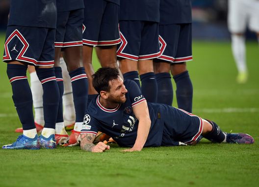 PARIS, FRANCE - SEPTEMBER 28: Lionel Messi of Paris Saint-Germain lies behind the Paris Saint-Germain wall as they defend a free kick during the UEFA Champions League group A match between Paris Saint-Germain and Manchester City at Parc des Princes on September 28, 2021 in Paris, France. (Photo by Matthias Hangst/Getty Images) Henry bacchetta Pochettino: “Messi non partecipa al gioco è troppo isolato, serve una soluzione”- immagine 2